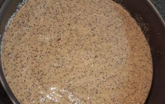 Suroviny na korpus smícháme zvlášť suchá a mokré ingredience, pak vše promícháme dohromady, bílky vyšleháme do tuhého sněhu a přimícháme na konec.  Těsto přelijeme do kruhové formy vymazané kokosovým/olivovým olejem  a vysypané kokosem. Pečeme na 180 stupňů cca 30 minut.