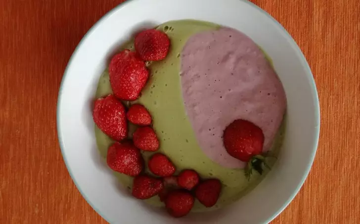 POHANKOVÁ KAŠE S CUKETOU A JAHODAMI