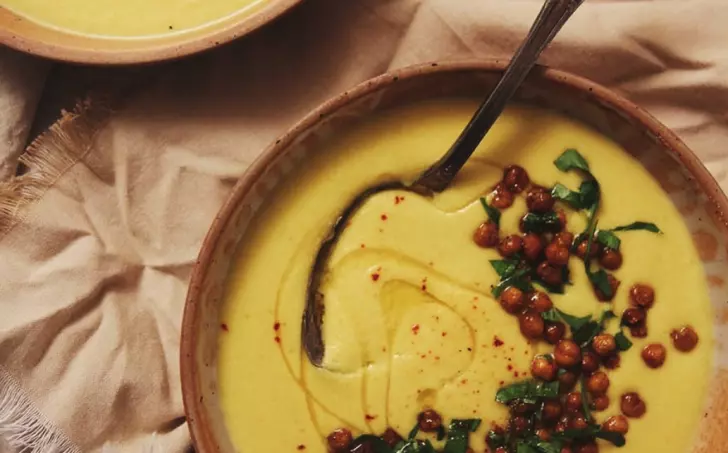 Karfiolové veluté s chrumkavým cícerom