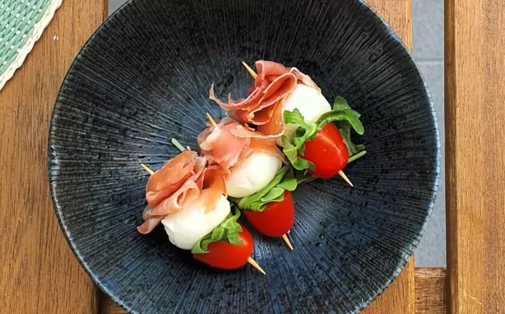 Svačinové špízy z mozzarelly a parmské šunky