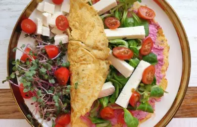 Omeleta s řepnou pomazánkou, sýrem a zeleninou