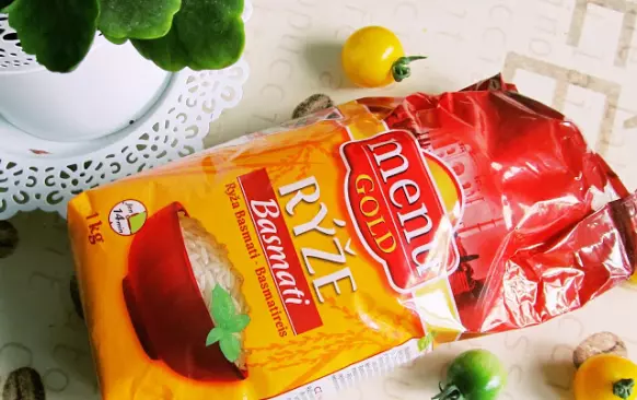 Čočku Beluga propereme a dáme vařit do osolené vody na 30 minut. (Má tužší konzistenci než klasická čočka, tak se nebojte, že je nedovařená.)