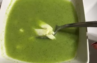 Brokolicová polévka s mozzarelou