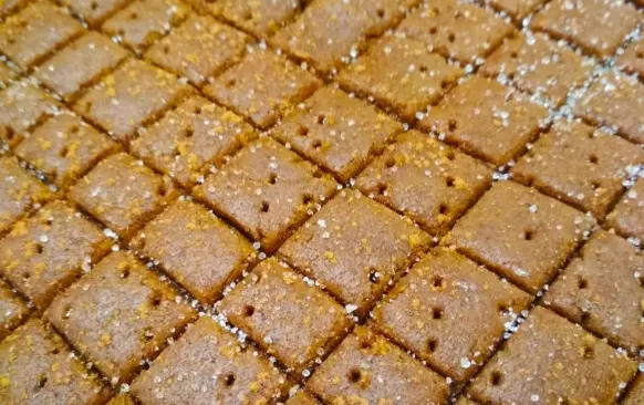 Připravte si suroviny dopředu, aby měly pokojovou teplotu a máslo bylo měkké.  Máslo vyšlehejte s erythriolem, snažte se jej co nejvíce zapracovat. Přidat můžete i jiné sladidlo, ale s erythritolem čterečky křupaly daleko víc než s xylitolem. Nakonec přidejte vejce a prošlehejte - strukrura nebude úplně krémová.

Všechny suché přísady promíchejte a postupně přidávejte k vyšlehané směsi, dokud se vše nepropojí. Výsledné těsto pak vytvarujte do válečku, zabalte do fólie a nechte odpočinout v chladničce - minimálně dvě až tři hodinky, lépe přes noc. Těsto vám ale v lednici vydrží i několik dní. 

Jakmile se chystáte k pečení, těsto vyndejte a rozválejte mezi dvěma listy pečicího papíru na tenký list. Posypte skořicí a xylitolem - těsto bude hezky křupat. Můžete místo xylitolu použít i erythritol, ten má ale trochu chladivý dozvuk - nám chutnají čtverečky víc s březovým cukrem.
Po ploše propíchejte vidličkou a obyčejným dlouhým pravítkem rozdělte na čterečky. Není to sice tak hezké jako kolečkem, ale o to rychlejší:)