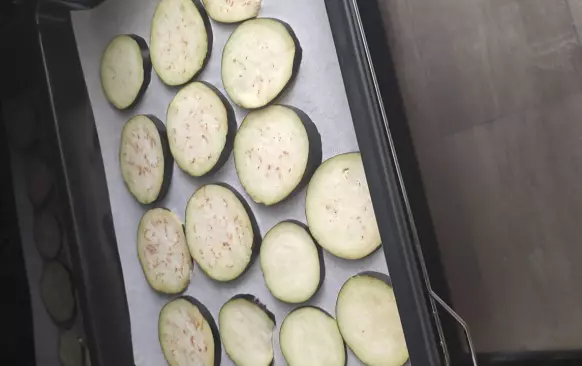 1. Lilek si nakrájame na tenké plátky, rozložíme, posolíme a odložíme bokom ''vypotit'' na 30 min

2. Nakrájame cibuľu a dáme osmazit na sadlo, pridáme sterilizované rajcata, ak sú v celku len rozmačkame vidličkou

3. pridáme strúžky cesnaku v celku a varíme, až sa nám všetko prevari , vyberieme cesnak a pridáme nasekanú bazalku, už nevaríme. Ak je omáčka príliš kysela pridáme čekankovy sirup 

4. Lilek utrieme papierovou uterkou, rozložíme na pečuci papier a dame piecť do mäkka na 15min a 180°C

5. Do zapekacej misky ako prvu vrstvu dame trošku omáčky, potom like, na to mozzarellu nakrájanú na kolieska alebo natrhanu, (bez vody), ďalšia vrstva omáčka a lilek, vrstvime podľa seba posledná vrstva však musí byť omáčka a tu zasypeme parmezánom

6. Pečieme 20min na 180°C, necháme chvíľu odležať a podávame 

7. Originál italsky recept samospráva s cesnakovym pečivom 

8. Dobrú chuť