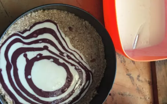 Vytvořte hmotu, kterou natlačte na dno formy.