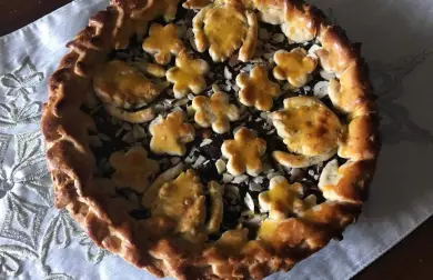 Linecký koláč s hrozinkovou náplní