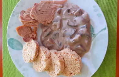 Dušené vepřové maso s žampionovou omáčkou - LC