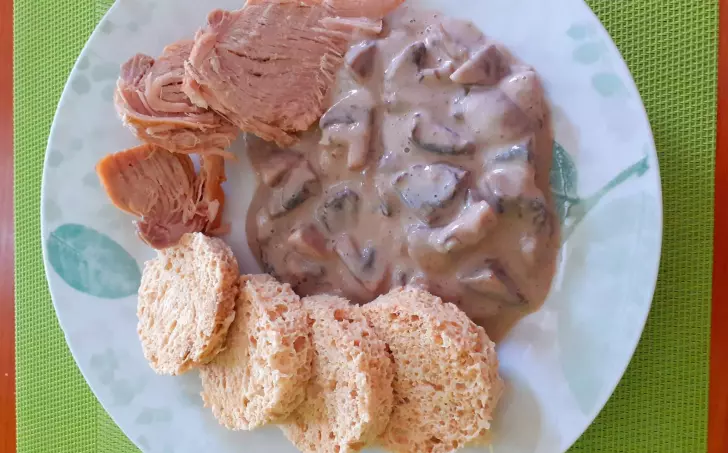 Dušené vepřové maso s žampionovou omáčkou - LC