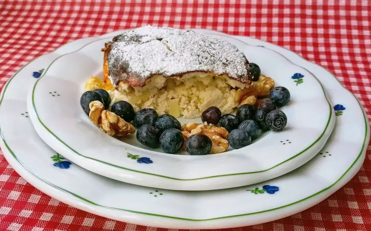 Pečený tvaroh s jablkem, ořechy a borůvkami