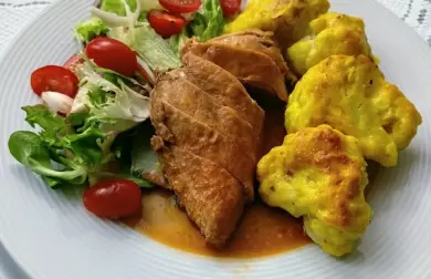 Kuřecí prso, pečený květák s parmazánem a salát