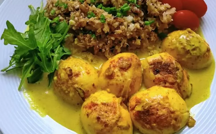 Vejce na kari s květákovou rýží