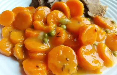 Zadělávaná mrkev s hráškem