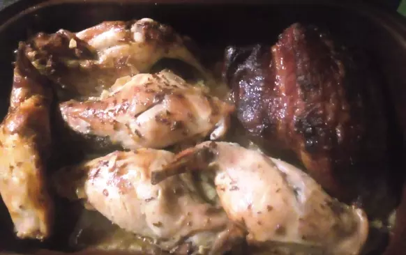 Podlijeme trochou vody, přiklopíme a dáme péct na hodinu/220 °C.
Po hodině odkryjeme, podlijeme pivem a za občasného polévání maso dopečeme dozlatova a doměkka (asi 50 mimut).