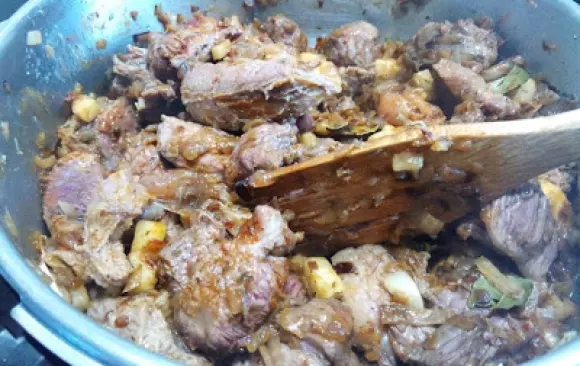 Podlijte vodou, aby bylo maso zcela ponořené, přiklopte a duste doměkka. Já dusila v tlakovém hrnci 30 minut.
Když je maso měkké, vyndejte bobkový list a nové koření. Pokud chcete, můžete maso z hrnce vyndat a rozmixovat šťávu. Tím vznikne krásně hustá omáčka.