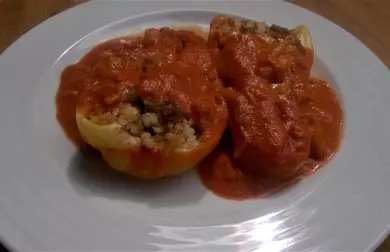 Plněné papriky seitanem v rajčatové omáčce