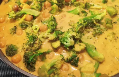 Fit brokolicové kari s cizrnou