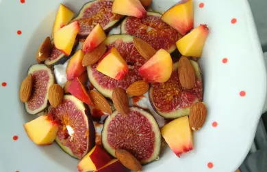 Vločková miska s jogurtem, fíky a broskví