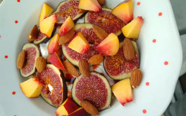 Vločková miska s jogurtem,  fíky a broskví