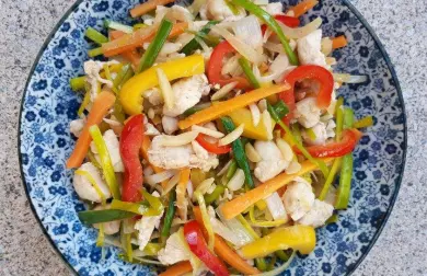 Kuřecí stir-fry se zeleninou a mandlemi