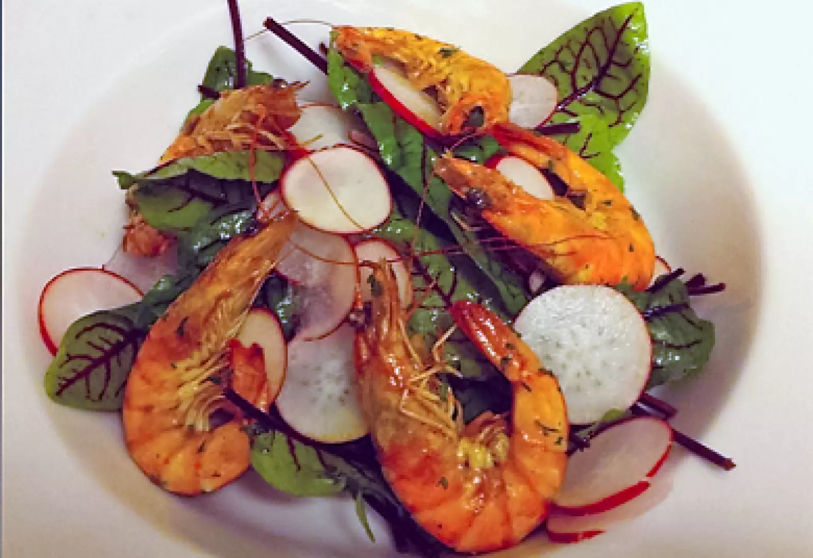 Salát s ředkvičkami a krevetami