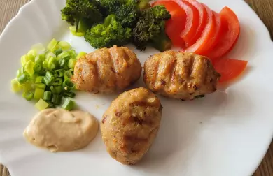 KUŘECÍ ČEVABČIČI S BROKOLICÍ