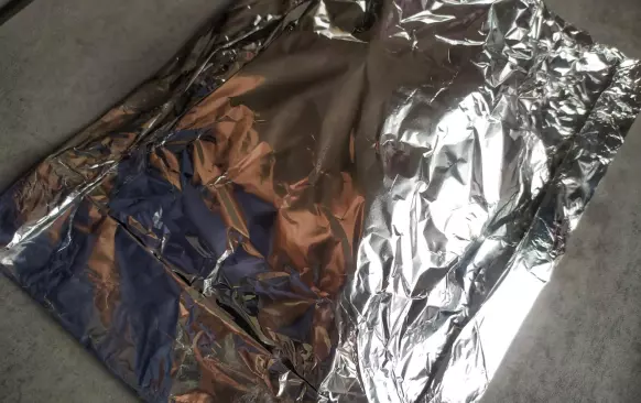 Zeleninu nakrájíme na podobně velké kousky. Pak si připravíme marinádu - utřeme česnek, nastrouháme zázvor, přidáme olivový olej, citronovou nebo limetkovou šťávu, pepř a sůl. V marinádě obalíme tresku i zeleninu.
Vložíme do alobalu a zabalíme do dvou balíčků. Pečeme na 200°C cca 15 minut.