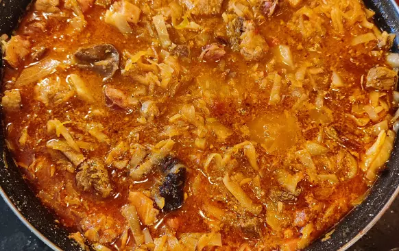 Príprava: 
2 hod vopred namočiť slivky a huby do čereného vína. 
všetko mäso nakrájať na kocky , klobásu na kolieska a slaninu na kostičky.
Čerstvé zelí na krájať na drobno (ako keď sa dusí na prílohu) kysané zelí len prekrojiť nie nasekať. Ak chcete môžete prepláchnuť ale nedoporučujem. 

Postup: 
na sadle osmažíme cibulu a cesnek do zlatova  a pridáme špek a klobasu rovnako osmahneme do zlatova. Vyberieme z hrnca a zarestujeme všechno maso. Vratime všetko spatky podlejeme trochou vody a pomaly dusíme cca hodinu. Následne pridáme čerstvé zelí a dusíme ďalej cca 45 min. 
Ďalej pridáme všetky ostatné  ingrediencie okrem majoránky  a pomaly dusíme(varíme) ďalšie 3-4 hod čím dlhšie tým lepšie. 
Na zaver pridáme majorán a môžeme servírovať. 

Tradične sa podáva z kvaskovým chlebom.