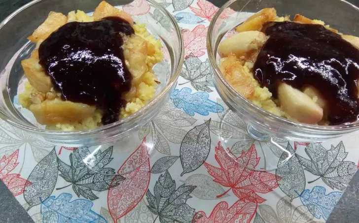 JÁHLOVÁ KAŠE S JABLEČNÝM PYRÉ