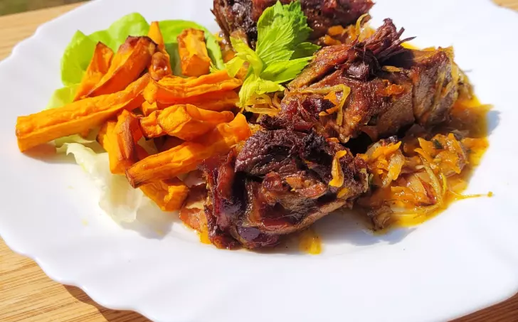 KANČÍ NA ZELENINĚ S BATÁTOVÝMI HRANOLKY