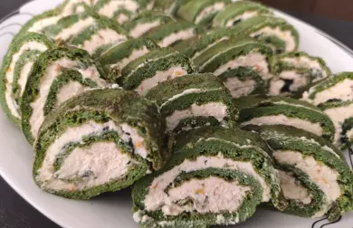 Špenátová roláda s krémem z ricotty, sušených rajčat a bazalky