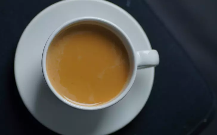 Káva bez kofeinu s mlékem