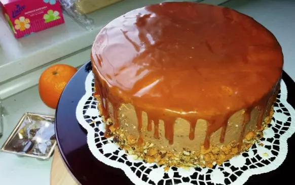 Karamelovou polevu poté stáhněte z plotny a ještě chvíli míchejte, aby trochu vychládla a zhoustla. Poté ji naneste na dort, můžete vytvořit opatrným roztíráním efekt stékání.