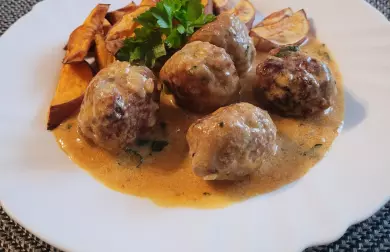 MASOVÉ KOULE S HOŘČIČNOU OMÁČKOU A BATÁTEM