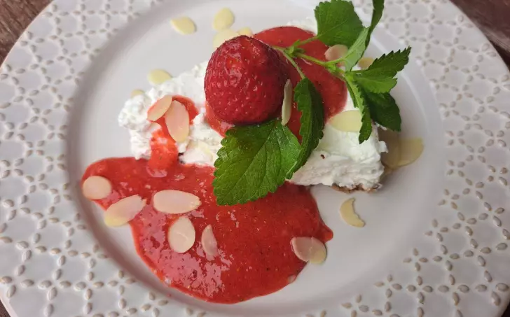 Nepečený tvarohový dort s hrudkovitým tvarohem plný bílkovin