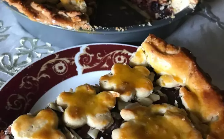 Linecký koláč s hrozinkovou náplní