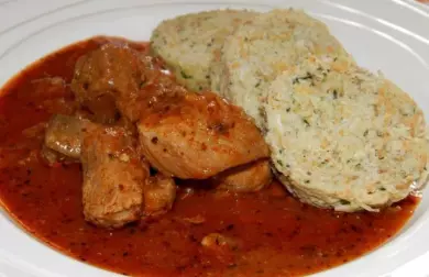 Vepřový guláš z trouby se zeleninovými knedlíky