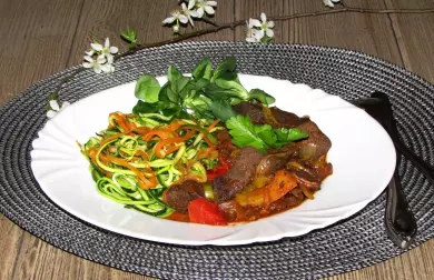 VEPŘOVÁ JÁTRA NA ZELENINĚ + CUKETOVÉ A MRKVOVÉ NUDLE