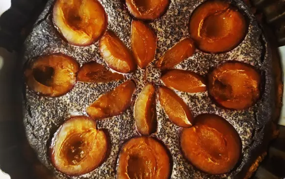 Z mandlové a kokosové mouky, másla a vejce vypracovat těsto a nechat hodinku odpočinout v lednici. Poté vmačkat do formy a propíchat vidličkou. Péct na 180°C cca 10 minut

Náplň 
Zakysanou smetanu vyšlehat s citrónovou šťávou, žloutky, skořicí a mákem. 
Náplň rozprostřít na předpečený korpus, přidat půlky švestek a dát dopéct na stejnou teplotu na 30-35 minut.