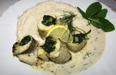 ZÁVITKY Z PSTRUHA PLNĚNÉ ŠPENÁTEM, KOPROVÁ OMÁČKA A CELEROVÉ PYRÉ