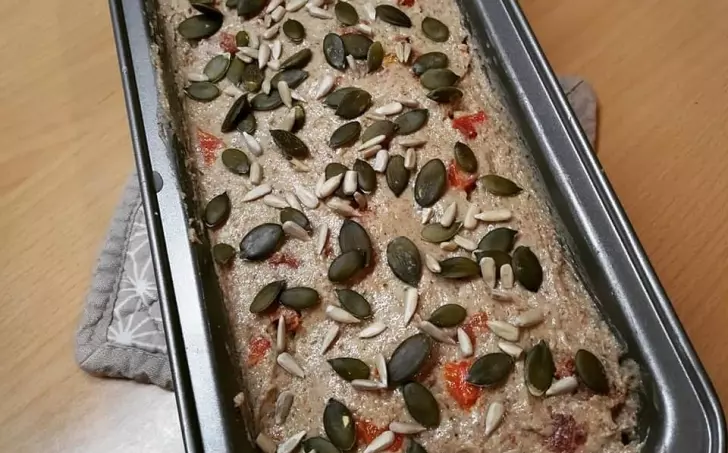 TVAROHOVÝ CHLÉB se SUŠENÝMI RAJČATY a PAPRIKOU