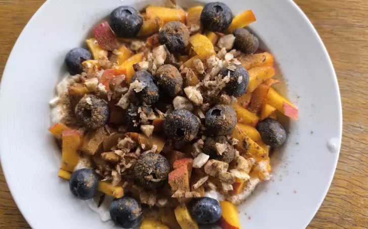 Krémová proteinová kaše s lněnou moukou, ovocem a vanilkovým přelivem