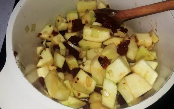 Na másle zpěníme cibulku, přisypeme pokrájená sušená rajčata a na kostičky nakrájený patizon. Chvíli opékáme.
Pak přilijeme vodu, osolíme, opepříme a prolisujeme česnek. Přidáme bobkový list a nové koření a pod pokličkou na mírném ohni uvaříme do měkka.