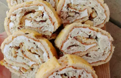 Vaječná roláda se šunkou a ořechy