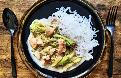 Krůtí maso s brokolicí a konjakovými nudlemi