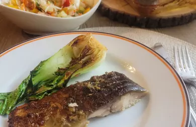 KAPR NA ČESNEKU S PAK CHOI A SALÁTEM