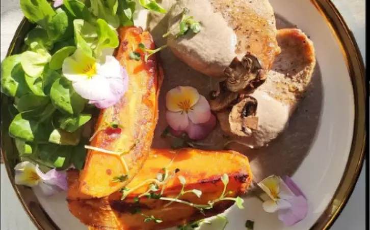 Vepřová pečeně s houbovou omáčkou a batáty