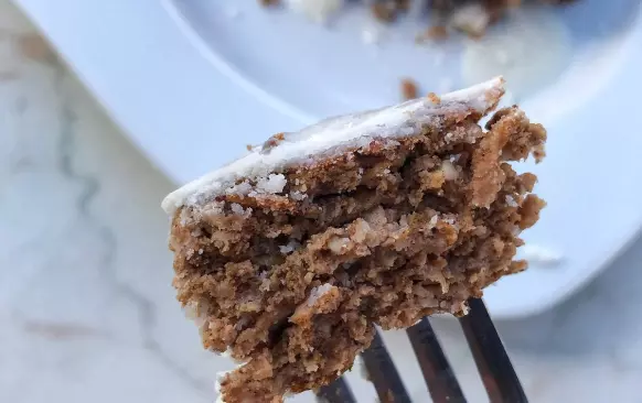 Jablka nastrouháme na struhadle nahrubo v míse. Přidáme k nim ostatní ingredience kromě vajec a promícháme. Vejce rozklepneme do hrnku a rozkvedláme vidličkou. Přilijeme je k jablkové směsi, zamícháme a necháme 3 minuty odležet.

 Dáme do formy (19x13 cm) s pečicím papírem a pečeme na 175 stupňů cca 30 minut. 

Jako polevu jsem použila kokosový krém, který jsem rozehřála ve vodní lázni.

PS: těsto by nemělo být tekuté, takže se nelekejte:)