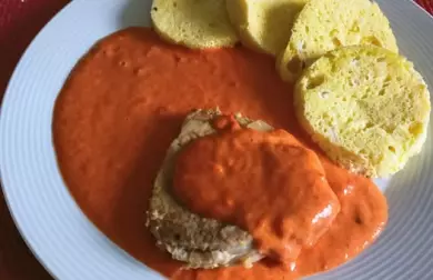 Vepřové maso s kapiovou omáčkou a paloučkový knedlík
