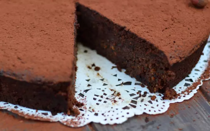 Čokoládovo-oříškový dort se sušenými švestkami v portském